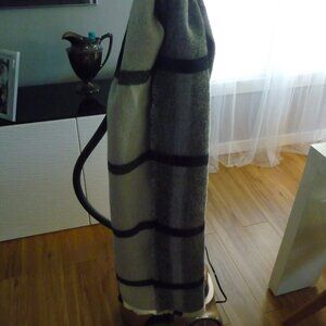 MARCUS ADLER NEW YORK CONTEMPORARY OFFWHITE/BLACK SOFT HUGE SHAWL NEW WITH TAGS